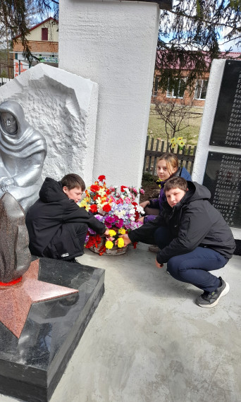 Акция "Цветы у обелиска".